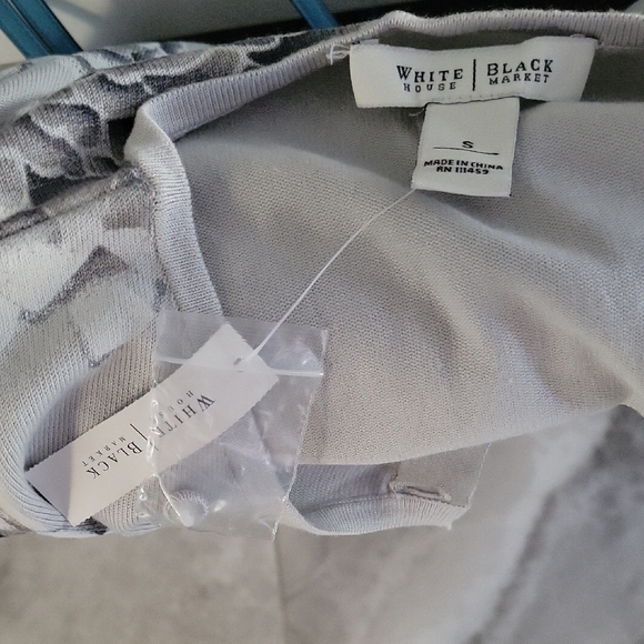 White House Black Market Light Gray Floral Long Sleeve Cardi - Picture 7 of 7